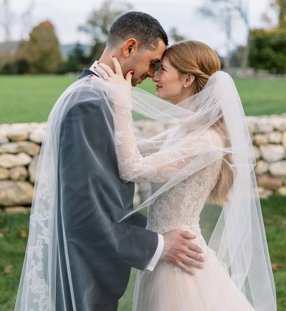 دار أزياء شهيرة تحقق أحلام جينيفر غيتس: صنعت لها فستانا رائعا لزفافها صورة رقم 7