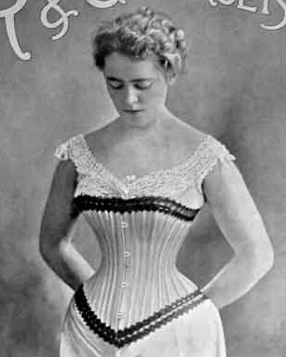 منها أحذية تكسر العظام.. إليكم أغرب صيحات الجمال التي هددت حياة البشر صورة رقم 1