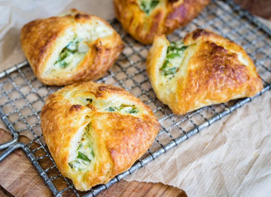 إليكم طريقة تحضير فطيرة السبانخ بالجبن السهلة والشهية صورة رقم 1