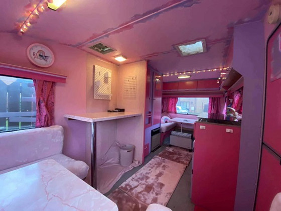 تحول كارافان قديم إلى قصر وردي بـ 400 دولار صورة رقم 4