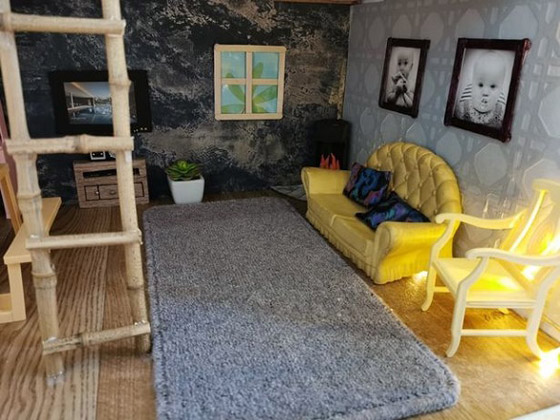 تصمم منزل باربي لطفلتها بـ 25 دولاراً صورة رقم 2