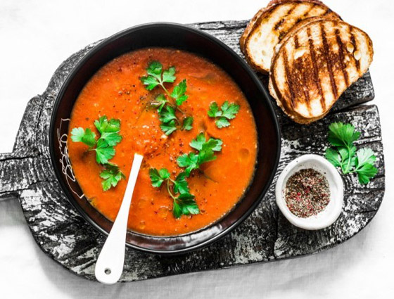 إليكم طريقة تحضير شوربة الطماطم المشوية مع الأعشاب الصحية والطيبة صورة رقم 1