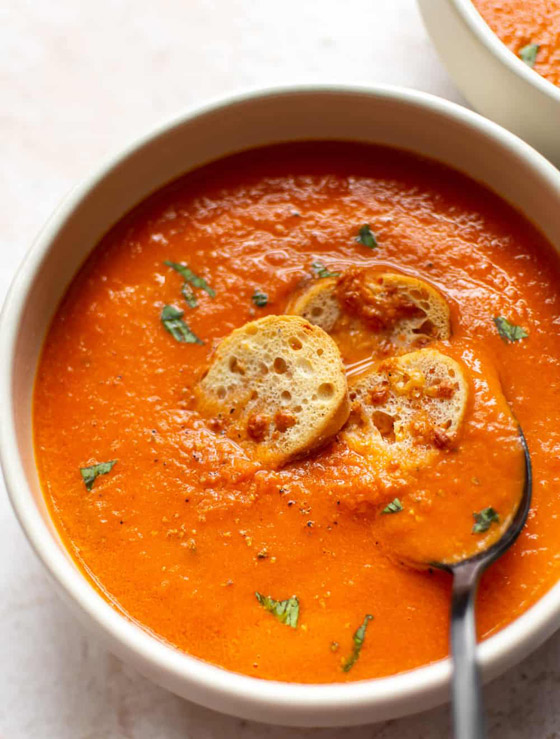 إليكم طريقة تحضير شوربة الطماطم المشوية مع الأعشاب الصحية والطيبة صورة رقم 2