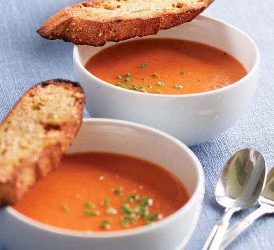 إليكم طريقة تحضير شوربة الطماطم المشوية مع الأعشاب الصحية والطيبة صورة رقم 3