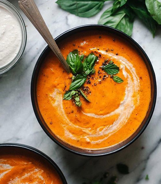 إليكم طريقة تحضير شوربة الطماطم المشوية مع الأعشاب الصحية والطيبة صورة رقم 4