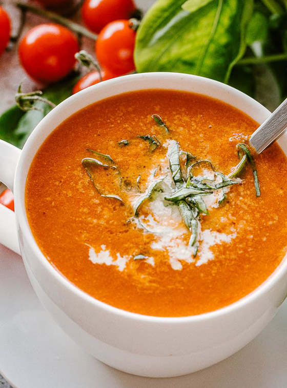 إليكم طريقة تحضير شوربة الطماطم المشوية مع الأعشاب الصحية والطيبة صورة رقم 5