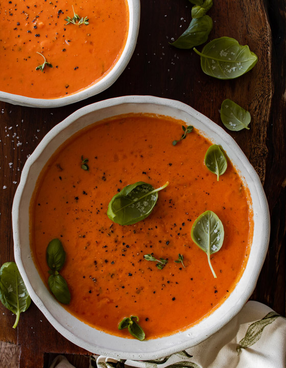 إليكم طريقة تحضير شوربة الطماطم المشوية مع الأعشاب الصحية والطيبة صورة رقم 6