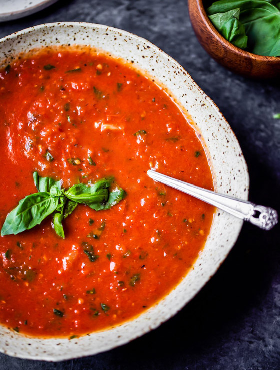 إليكم طريقة تحضير شوربة الطماطم المشوية مع الأعشاب الصحية والطيبة صورة رقم 7