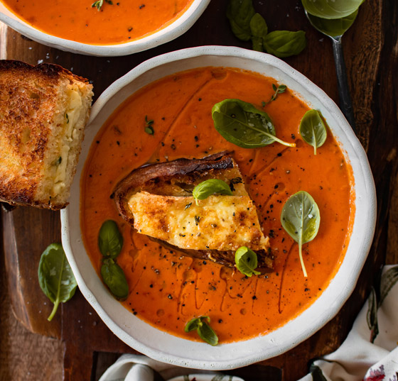 إليكم طريقة تحضير شوربة الطماطم المشوية مع الأعشاب الصحية والطيبة صورة رقم 9