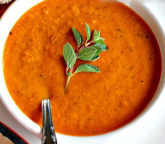 إليكم طريقة تحضير شوربة الطماطم المشوية مع الأعشاب الصحية والطيبة صورة رقم 10