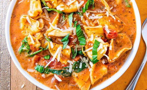 وصفة حساء البندورة بالكريمة الشهي مع السبانخ ومعكرونة التورتيليني صورة رقم 1