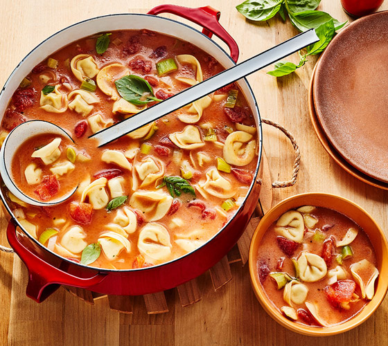 وصفة حساء البندورة بالكريمة الشهي مع السبانخ ومعكرونة التورتيليني صورة رقم 3