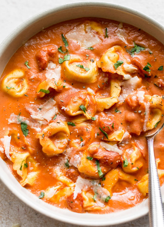 وصفة حساء البندورة بالكريمة الشهي مع السبانخ ومعكرونة التورتيليني صورة رقم 4