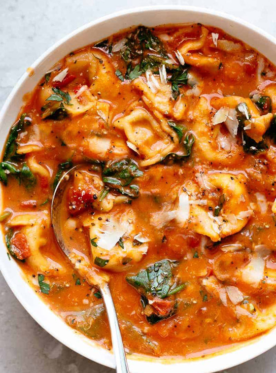 وصفة حساء البندورة بالكريمة الشهي مع السبانخ ومعكرونة التورتيليني صورة رقم 5