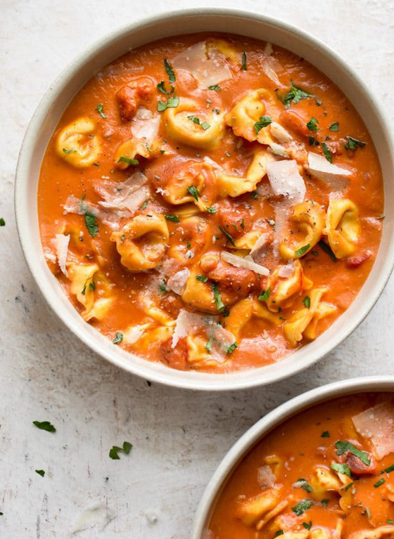 وصفة حساء البندورة بالكريمة الشهي مع السبانخ ومعكرونة التورتيليني صورة رقم 6