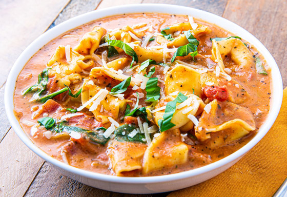 وصفة حساء البندورة بالكريمة الشهي مع السبانخ ومعكرونة التورتيليني صورة رقم 7