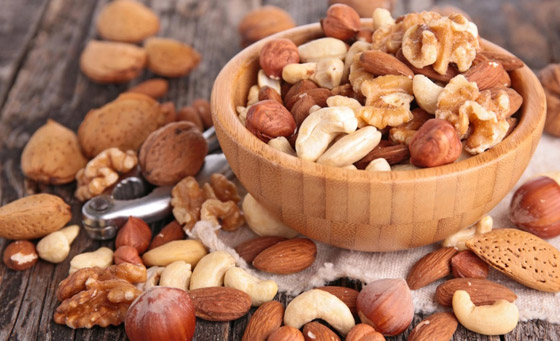 احذروا أكل المكسرات قبل نقعها.. هذا ما تفعله بالجسم صورة رقم 1