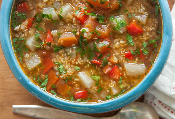 إليكم طريقة تحضير شوربة الكينوا بالخضار الصحية والشهية صورة رقم 9