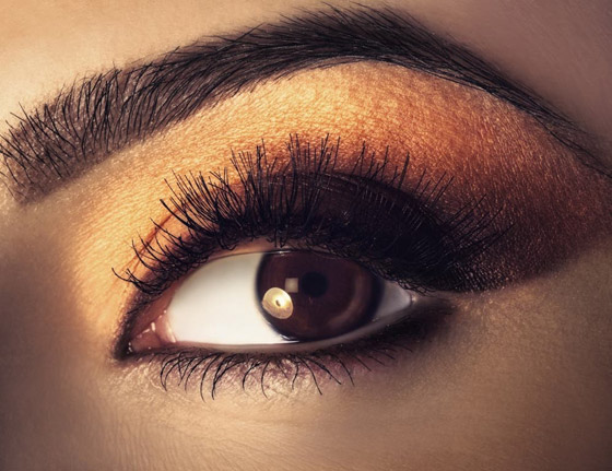 7 عادات تجميلية تتسبب بتلف الرموش وتساقطها.. كيف تحافظون عليها؟ صورة رقم 2