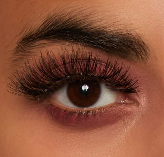 7 عادات تجميلية تتسبب بتلف الرموش وتساقطها.. كيف تحافظون عليها؟ صورة رقم 6