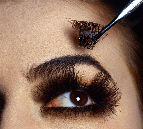 7 عادات تجميلية تتسبب بتلف الرموش وتساقطها.. كيف تحافظون عليها؟ صورة رقم 7