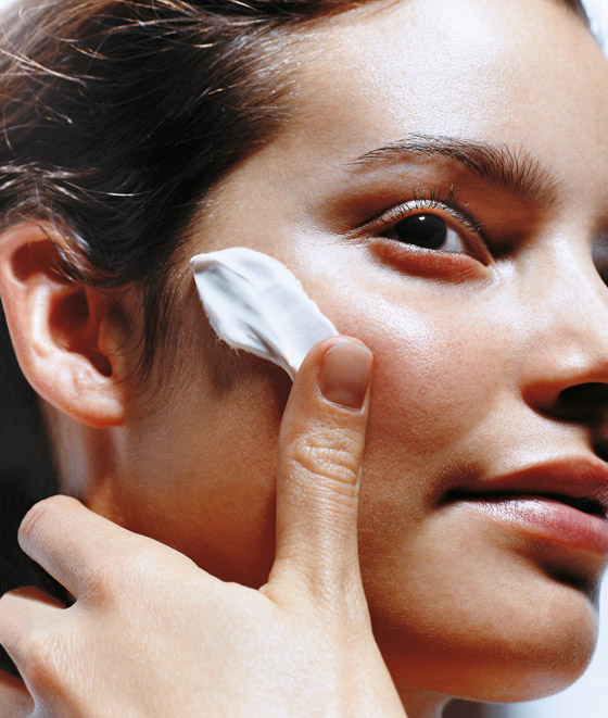 إليكم 10 خطوات ضرورية للعناية الليلية بالبشرة صورة رقم 7