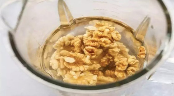 لماذا يجب على مرضى السكري تناول الجوز المنقوع يومياً صورة رقم 1