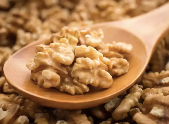 لماذا يجب على مرضى السكري تناول الجوز المنقوع يومياً صورة رقم 5