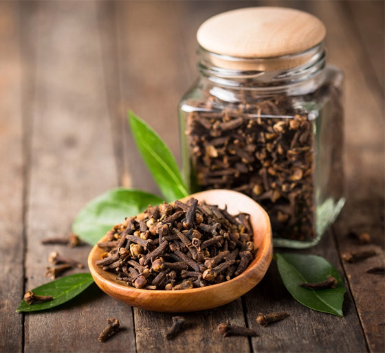 لتخفيف آلام الأسنان ومحاربة البكتيريا.. إليكم فوائد زيت القرنفل المدهشة صورة رقم 8