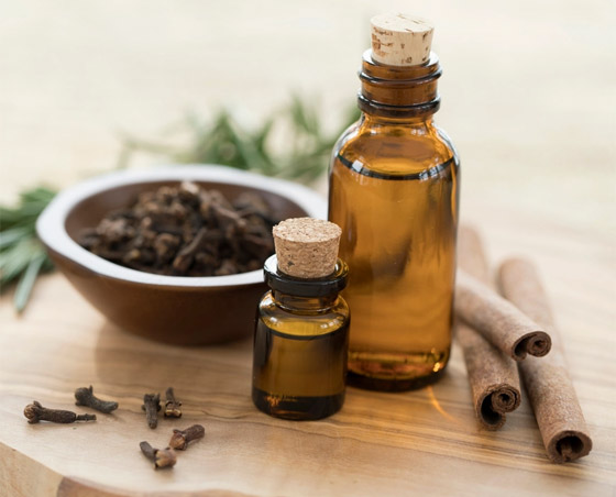 لتخفيف آلام الأسنان ومحاربة البكتيريا.. إليكم فوائد زيت القرنفل المدهشة صورة رقم 5