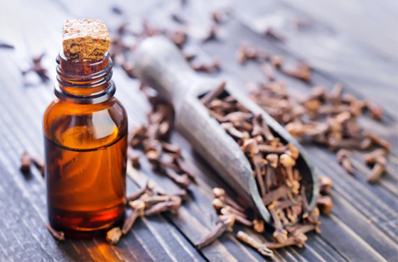 لتخفيف آلام الأسنان ومحاربة البكتيريا.. إليكم فوائد زيت القرنفل المدهشة صورة رقم 10