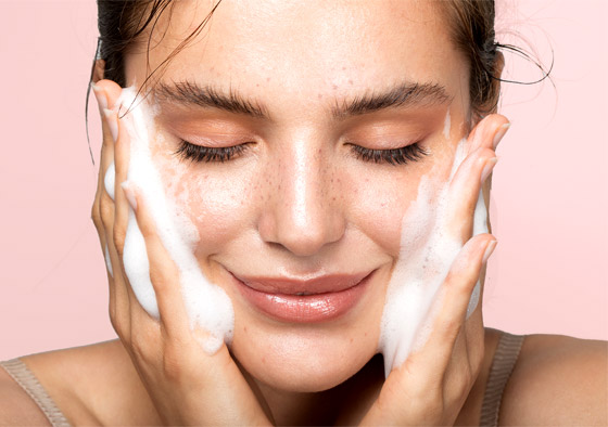 11 نصيحة مقدمة من أطباء الجلدية للحصول على بشرة صحية ومتوهجة صورة رقم 5