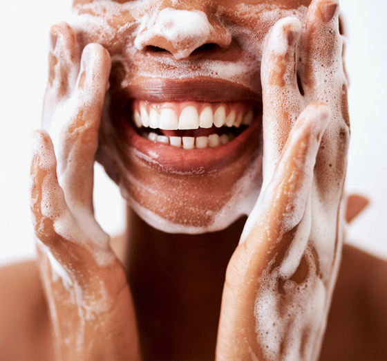 11 نصيحة مقدمة من أطباء الجلدية للحصول على بشرة صحية ومتوهجة صورة رقم 9