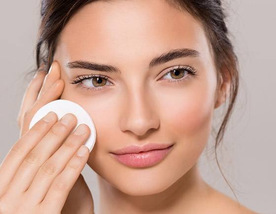 11 نصيحة مقدمة من أطباء الجلدية للحصول على بشرة صحية ومتوهجة صورة رقم 10