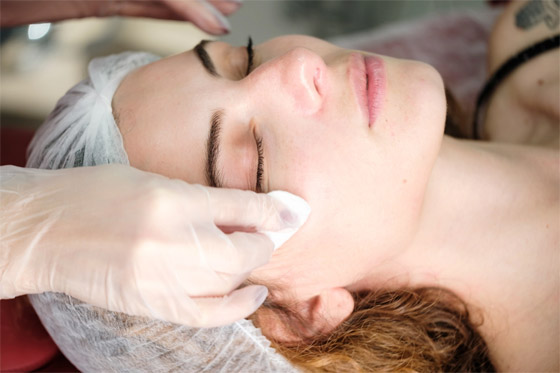 11 نصيحة مقدمة من أطباء الجلدية للحصول على بشرة صحية ومتوهجة صورة رقم 2