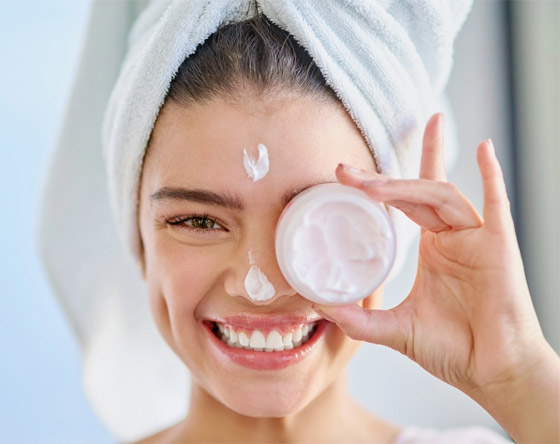 11 نصيحة مقدمة من أطباء الجلدية للحصول على بشرة صحية ومتوهجة صورة رقم 4