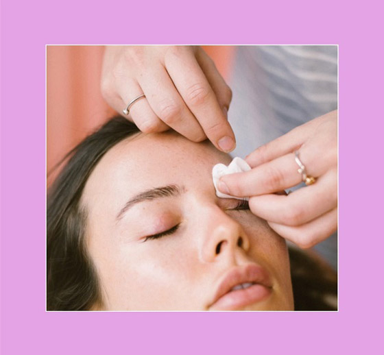 هذه هي الطريقة الصحيحة لإزالة المكياج صورة رقم 3