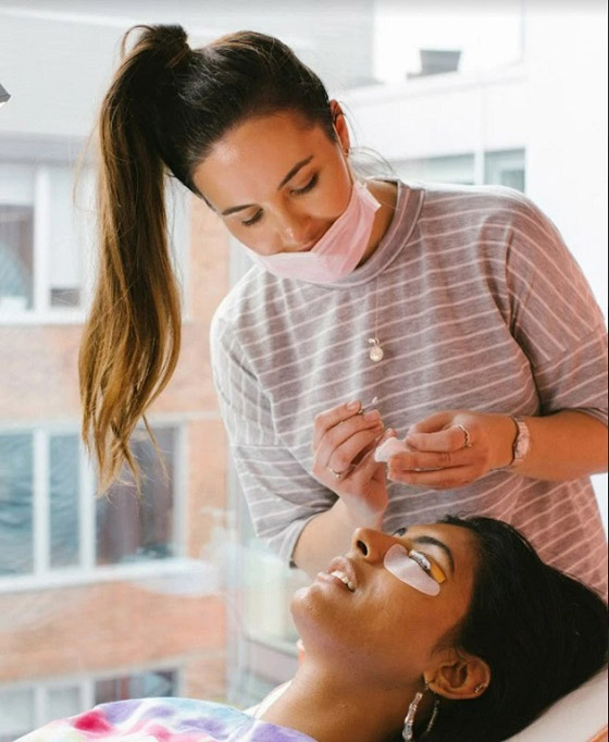 هذه هي الطريقة الصحيحة لإزالة المكياج صورة رقم 2