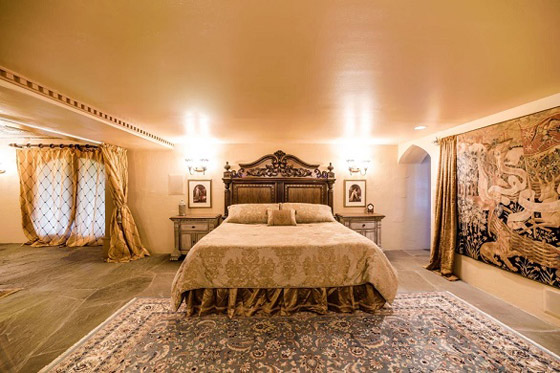 يبني قلعة بالحجم الكامل لابنه مع حجرات ملكية صورة رقم 3