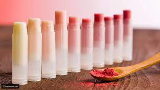 تصنع بالمنزل.. احمي شفتيك هذا الشتاء بمرطب طبيعي صورة رقم 1