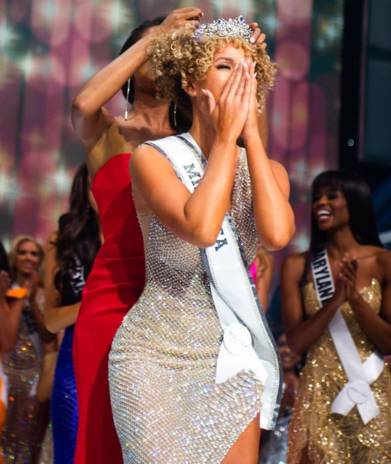 شابة سمراء تفوز بلقب ملكة جمال أمريكا.. جذبت الأنظار بجمالها وثقافتها صورة رقم 4