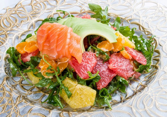 إليكم طريقة تحضير سلطة السلمون مع الأفوكادو والحمضيات للرجيم صورة رقم 1