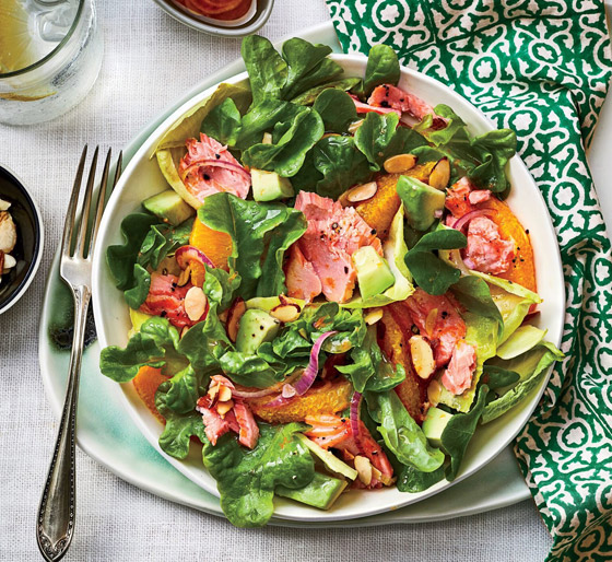 إليكم طريقة تحضير سلطة السلمون مع الأفوكادو والحمضيات للرجيم صورة رقم 3