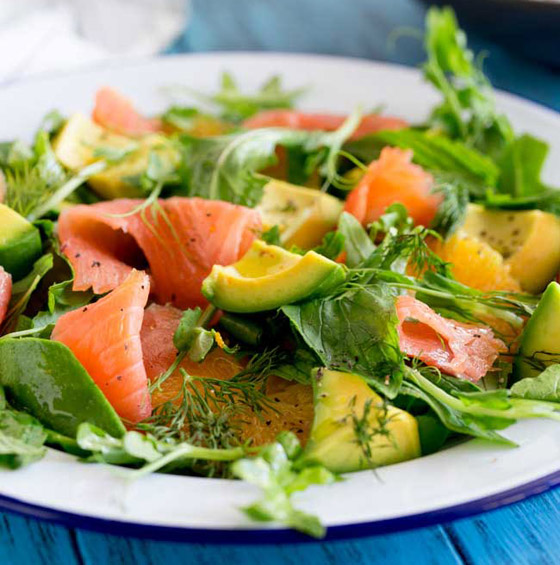 إليكم طريقة تحضير سلطة السلمون مع الأفوكادو والحمضيات للرجيم صورة رقم 2