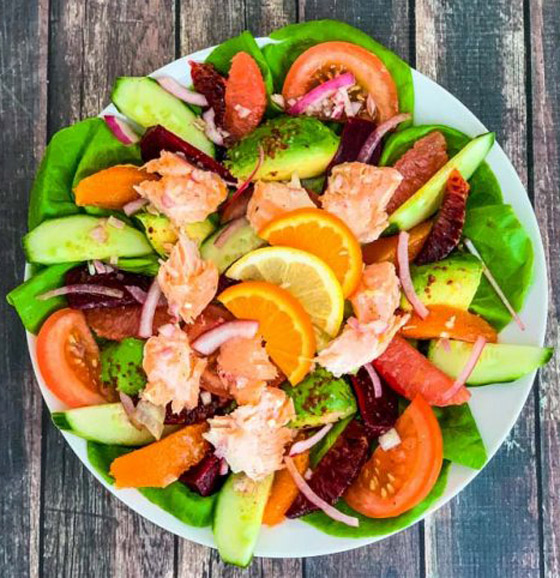 إليكم طريقة تحضير سلطة السلمون مع الأفوكادو والحمضيات للرجيم صورة رقم 5