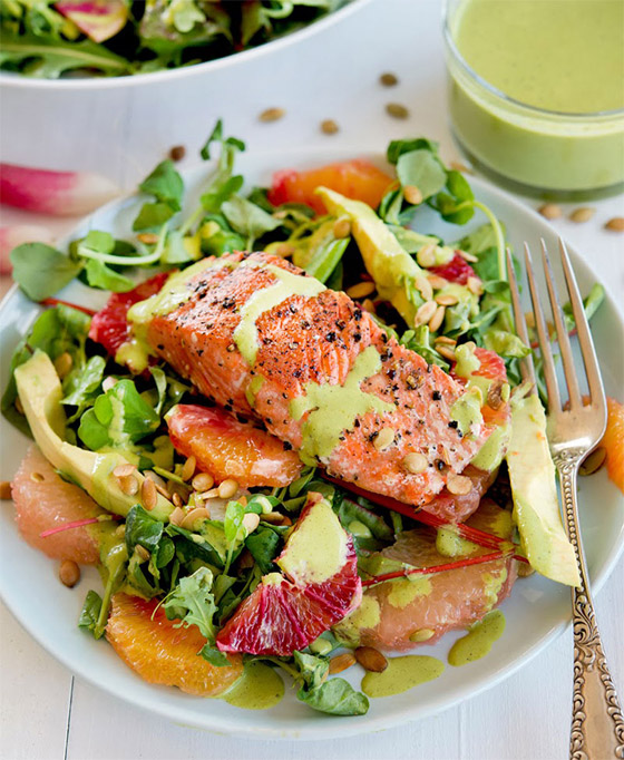 إليكم طريقة تحضير سلطة السلمون مع الأفوكادو والحمضيات للرجيم صورة رقم 9