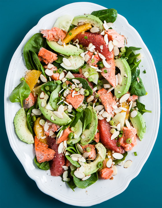 إليكم طريقة تحضير سلطة السلمون مع الأفوكادو والحمضيات للرجيم صورة رقم 10