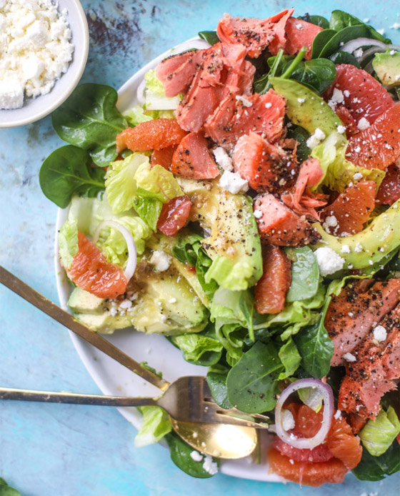 إليكم طريقة تحضير سلطة السلمون مع الأفوكادو والحمضيات للرجيم صورة رقم 11