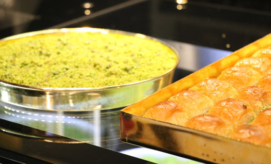 فيديو وصور: أغلى بقلاوة في العالم معروضة للبيع في تركيا بمبلغ خيالي! صورة رقم 1