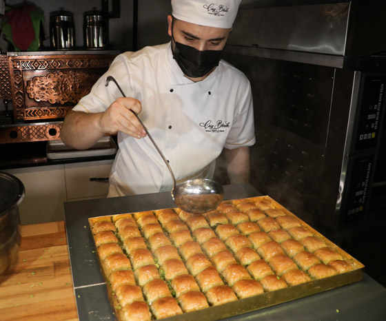 فيديو وصور: أغلى بقلاوة في العالم معروضة للبيع في تركيا بمبلغ خيالي! صورة رقم 6